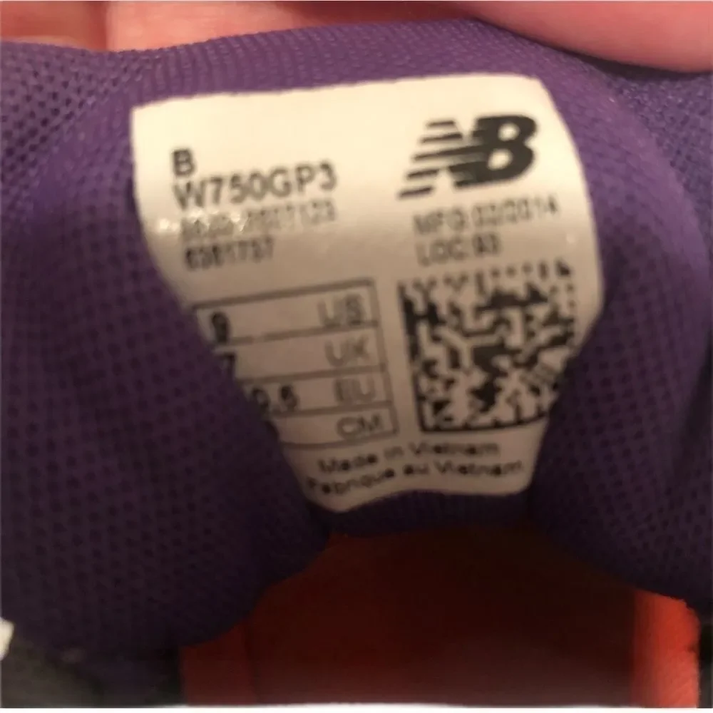 NEW BALANCE 750V3 Athletic Running Shoes Size 9 - NEW CONDITION